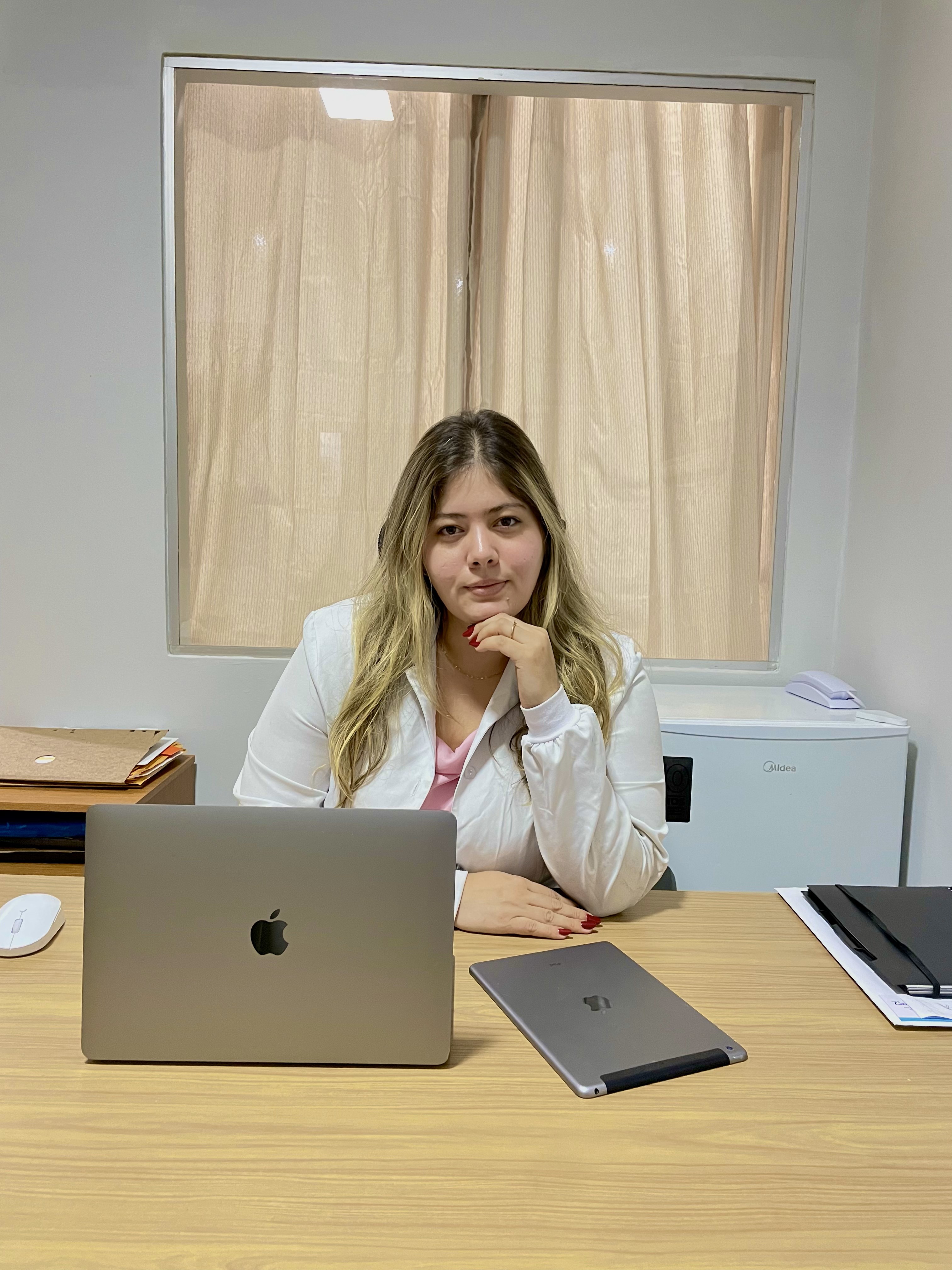 Psicóloga Bruna Alves em atendimento